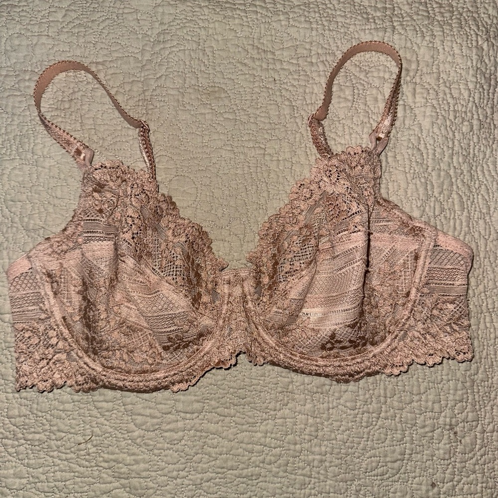 WACOAL Lace Embrace Underwire Bra in Light Pink EUC 34C - Picture 2 of 16